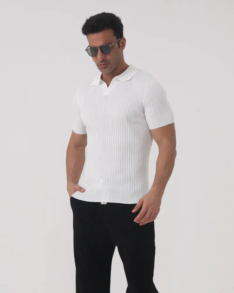 Polo en coton côtelé blanc Florence de la marque Old Money, col classique et coupe ajustée.