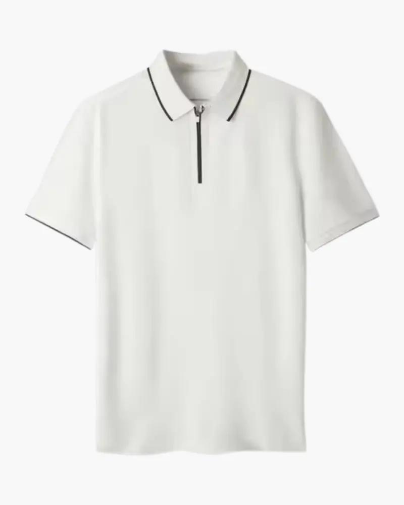 Polo Ridgeway Zip de Old Money en blanc, taille XS, avec fermeture éclair et col classique, porté sur un mannequin.