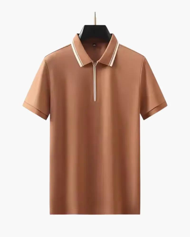 Polo Ridgeway Zip Old Money blanc porté par un mannequin, col zippé et coupe ajustée, parfait pour un look décontracté élégant.