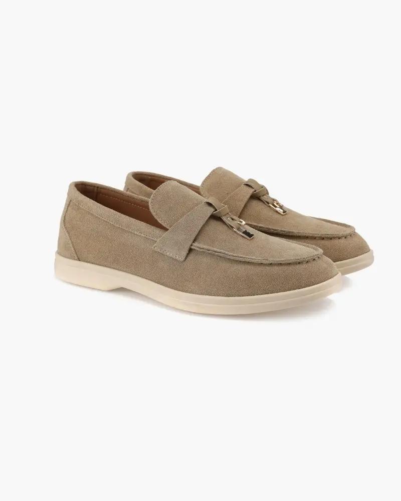 Mocassins en daim beige Old Money pour femme, pointure EU 35, style élégant et confortable, vue de face.