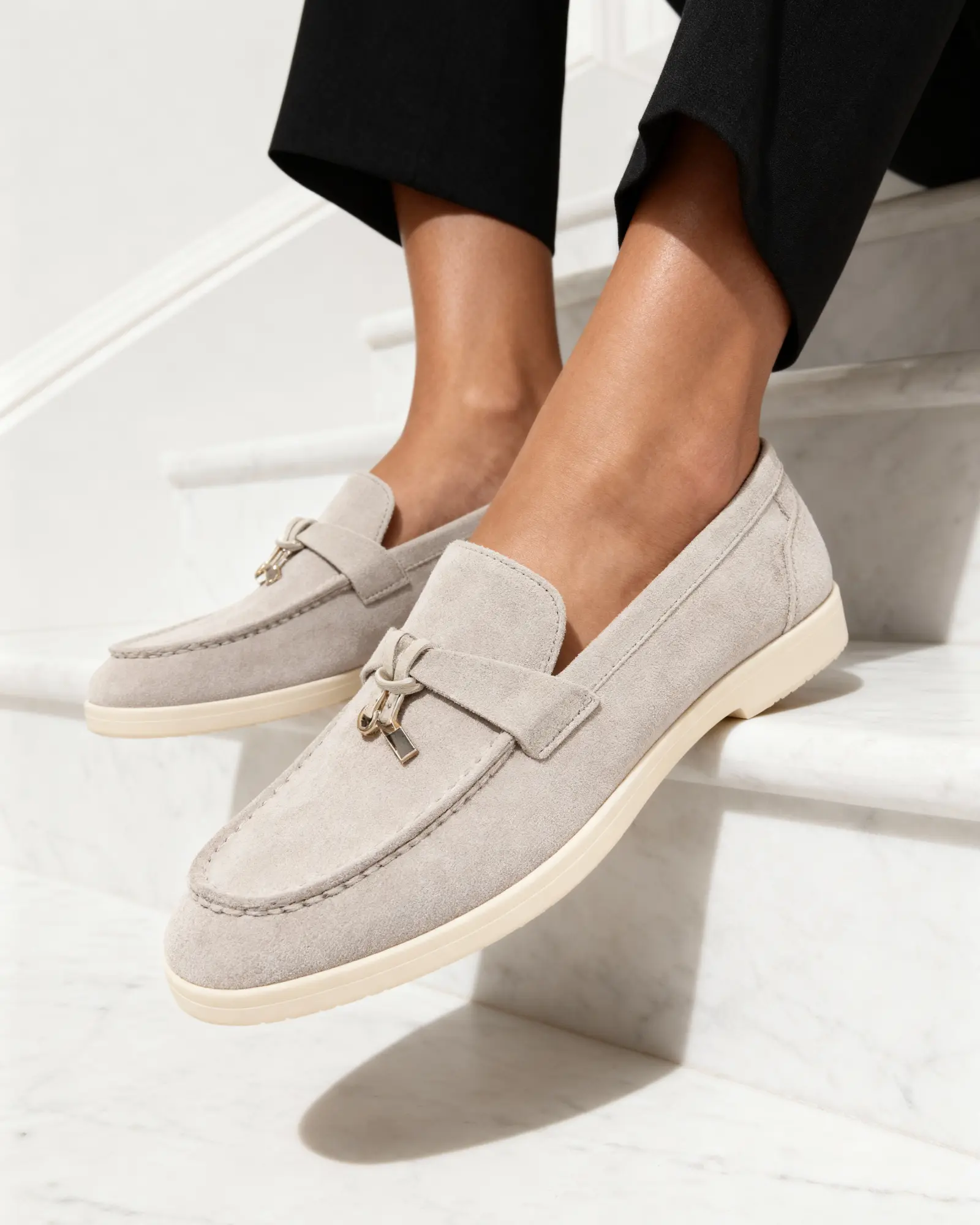 Chaussures basses en daim beige pour femme Old Money, mocassins élégants avec design classique.