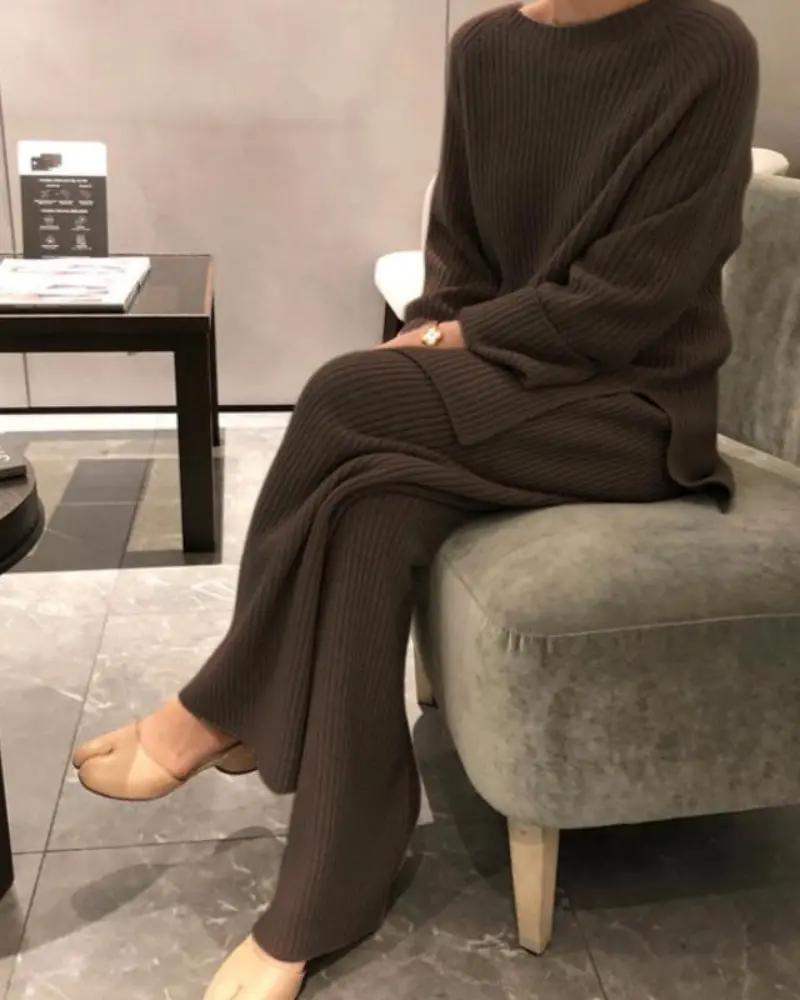 Loungewear beige pour femmes Old Money, ensemble deux pièces en tissu de qualité, style confortable et élégant.