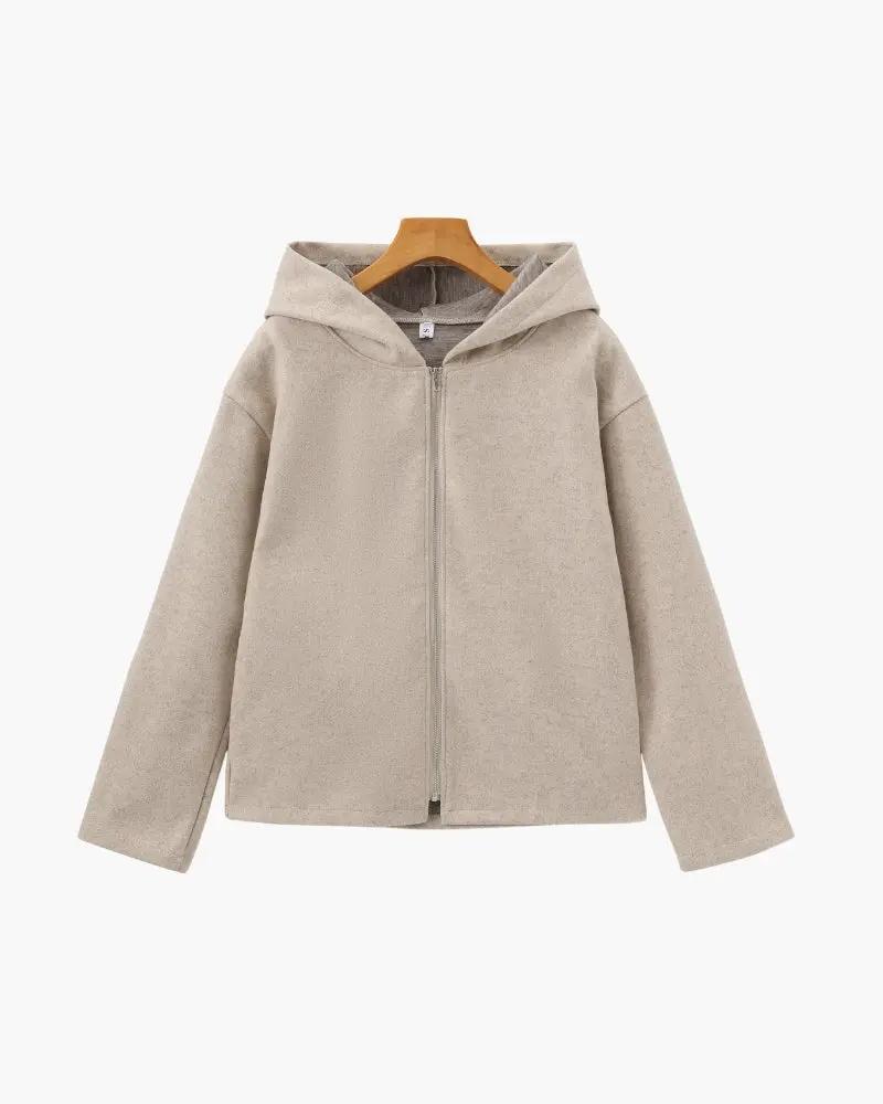 Manteau en laine beige Marlow avec fermeture éclair, porté par une femme, de la marque Old Money Women.