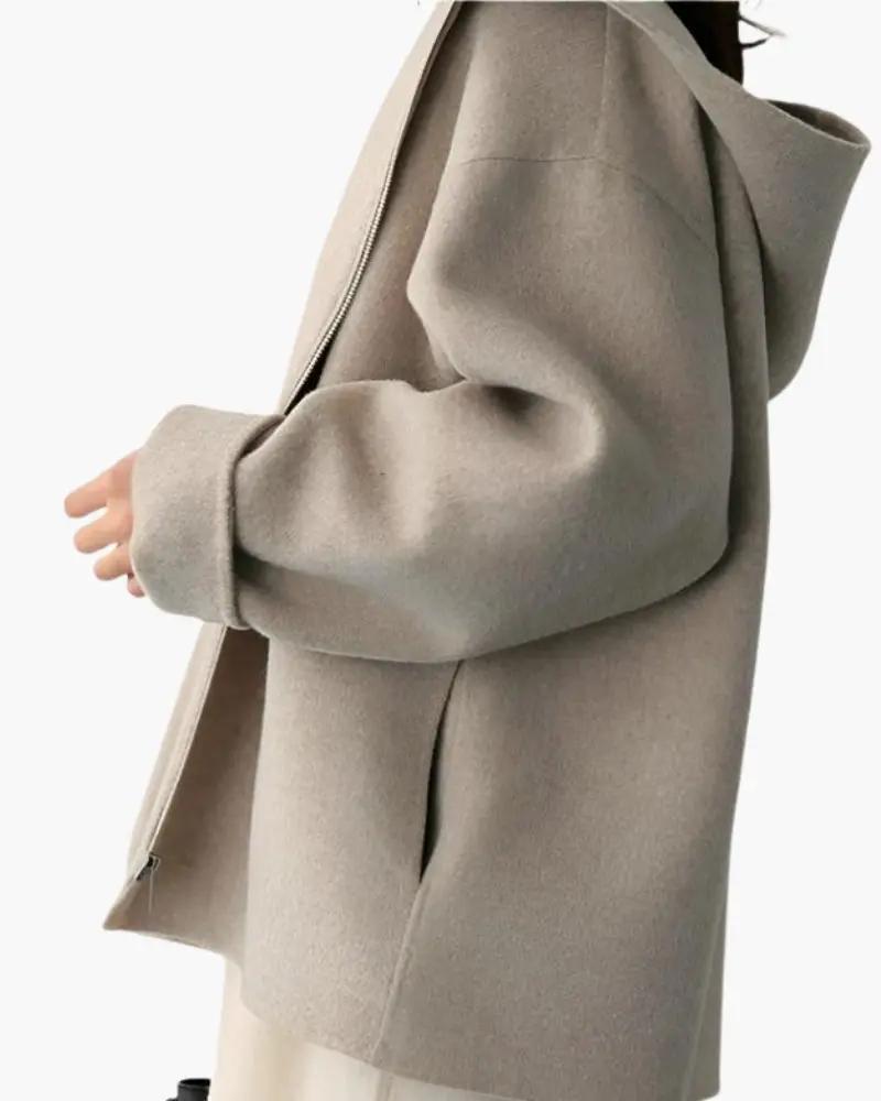 Manteau en laine beige Old Money Women Marlow avec fermeture éclair, porté par une femme, style élégant et chaud.