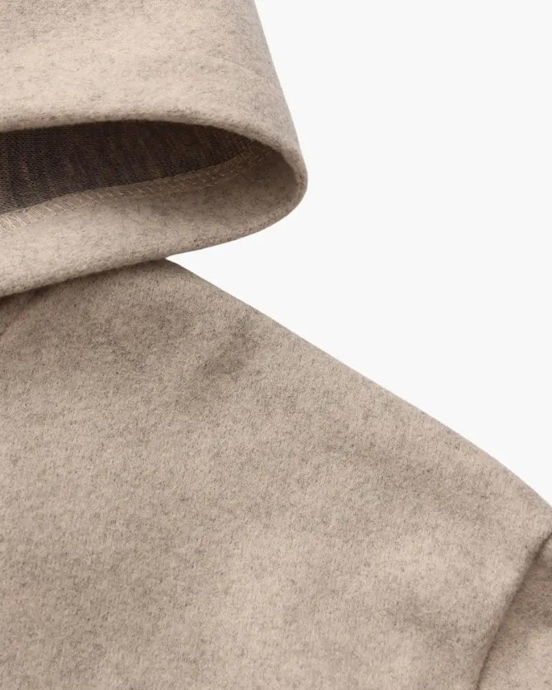 Manteau beige en laine Marlow avec fermeture éclair, porté par une femme, style élégant et chaud, de la marque Old Money Women.