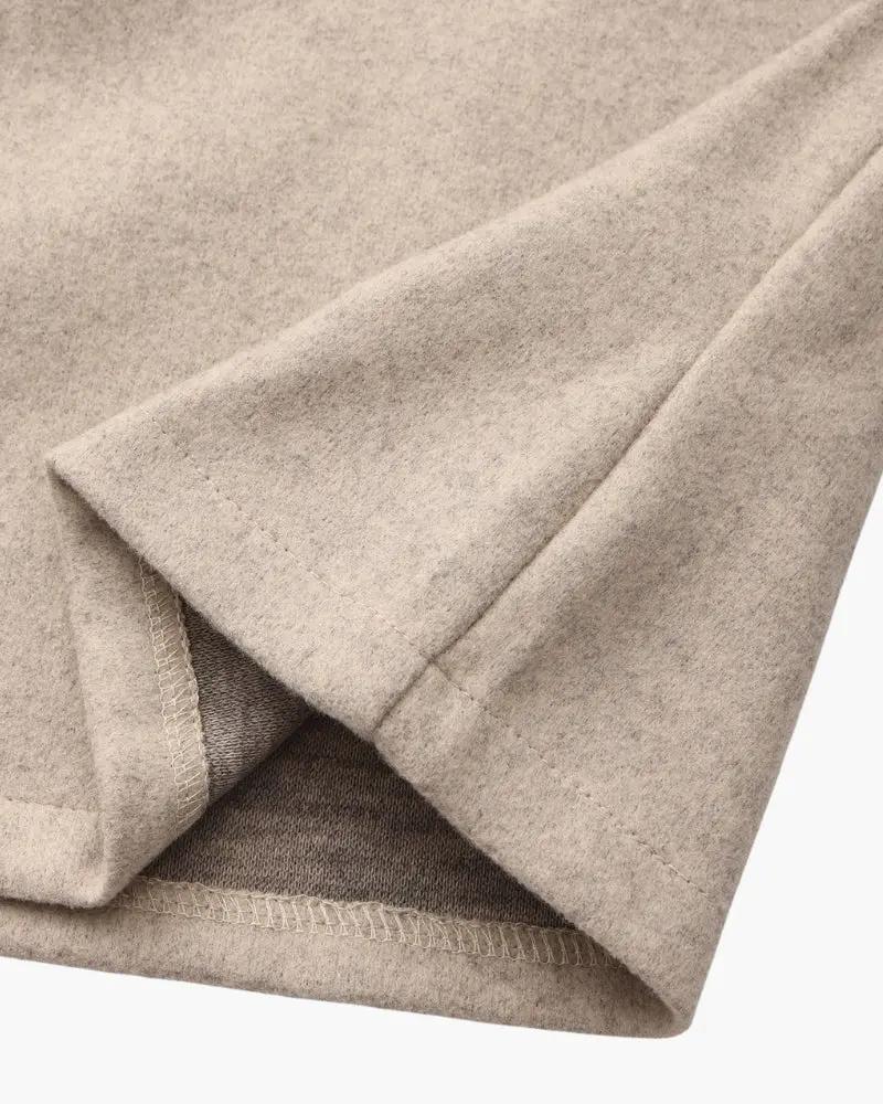 Manteau beige en laine Marlow avec fermeture éclair de la marque Old Money Women, porté en intérieur avec col cheminée.