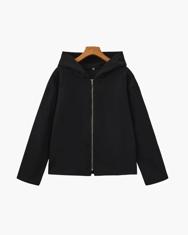 Manteau beige en laine Marlow avec fermeture éclair, pour femme, de la marque Old Money Women, porté sur un mannequin.