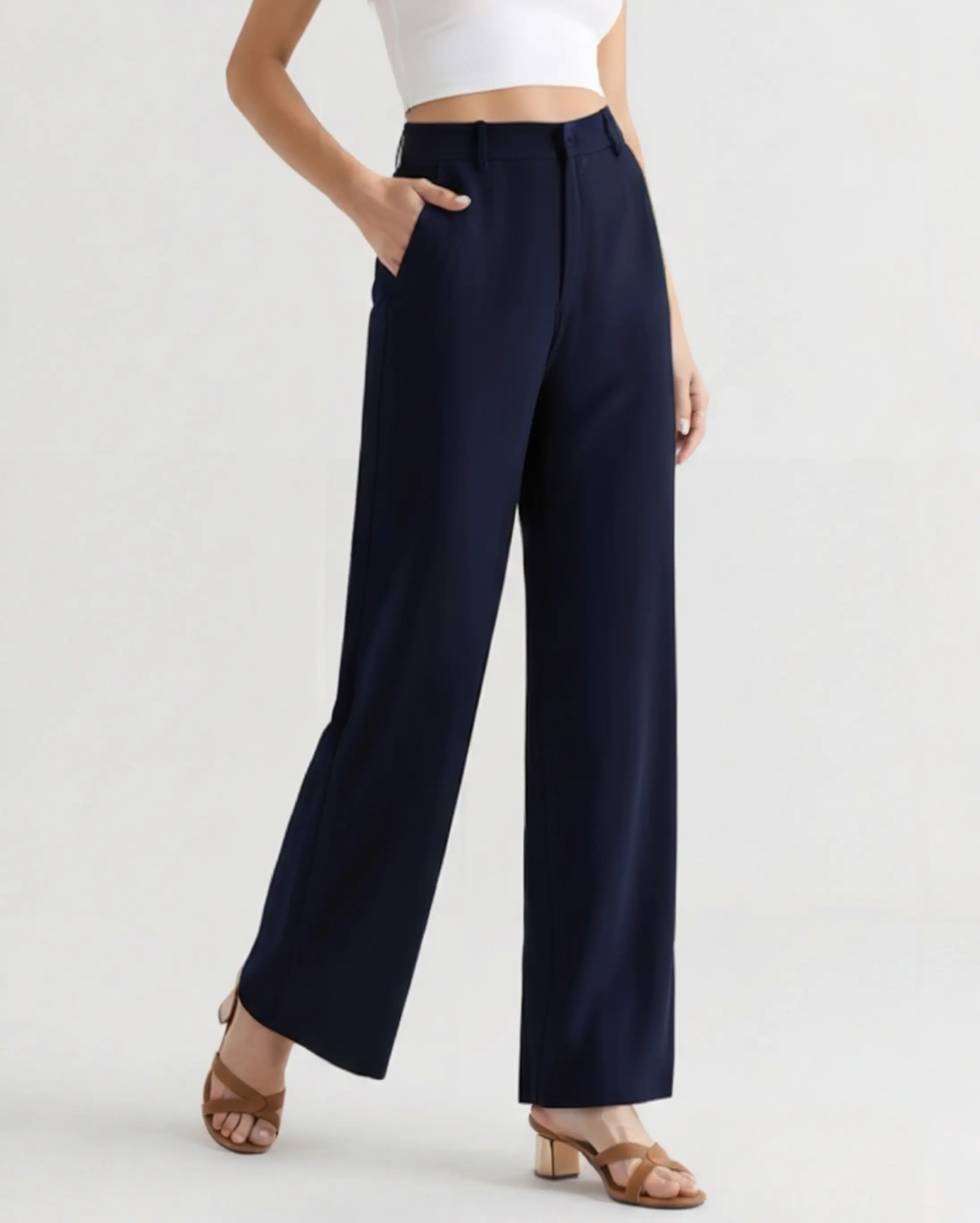 Pantalons larges beige Serena de Old Money Women, vue de face, en tissu léger, style élégant et confortable pour femme.