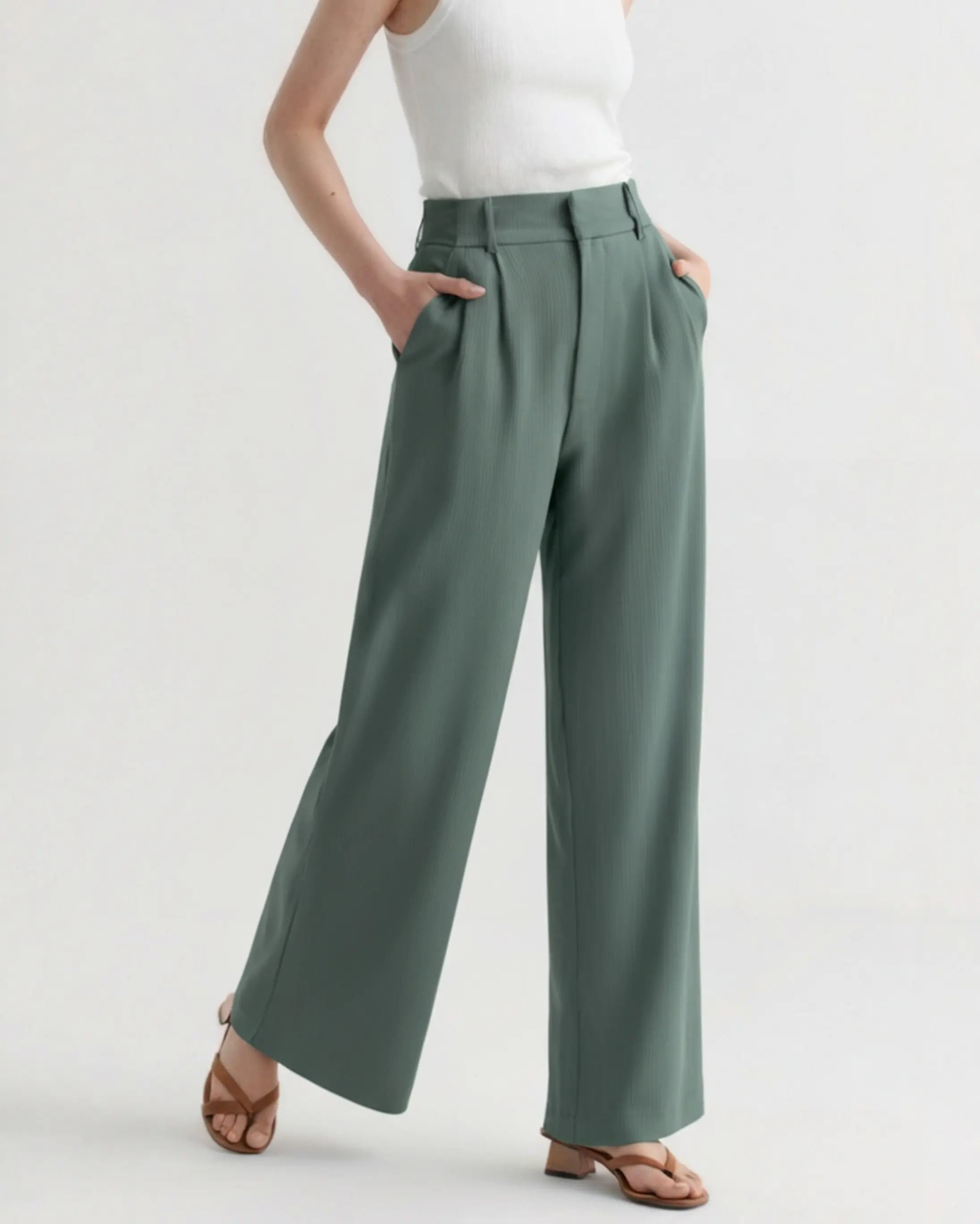 Pantalons larges beige Serena de Old Money Women, style décontracté avec coupe fluide et taille haute, vue de face.