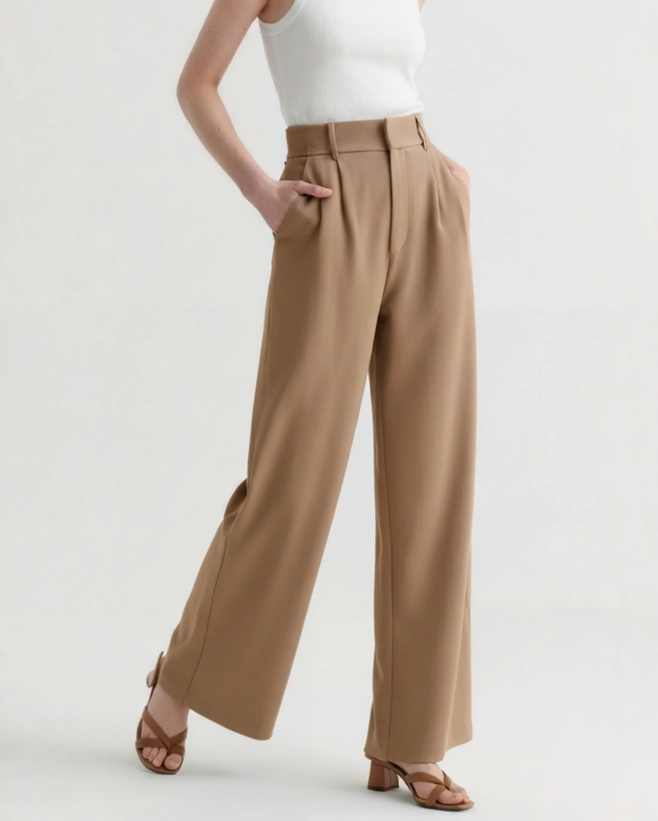 Pantalons beige à jambes larges Serena de la marque Old Money Women, vue en gros plan sur le tissu et la coupe élégante.