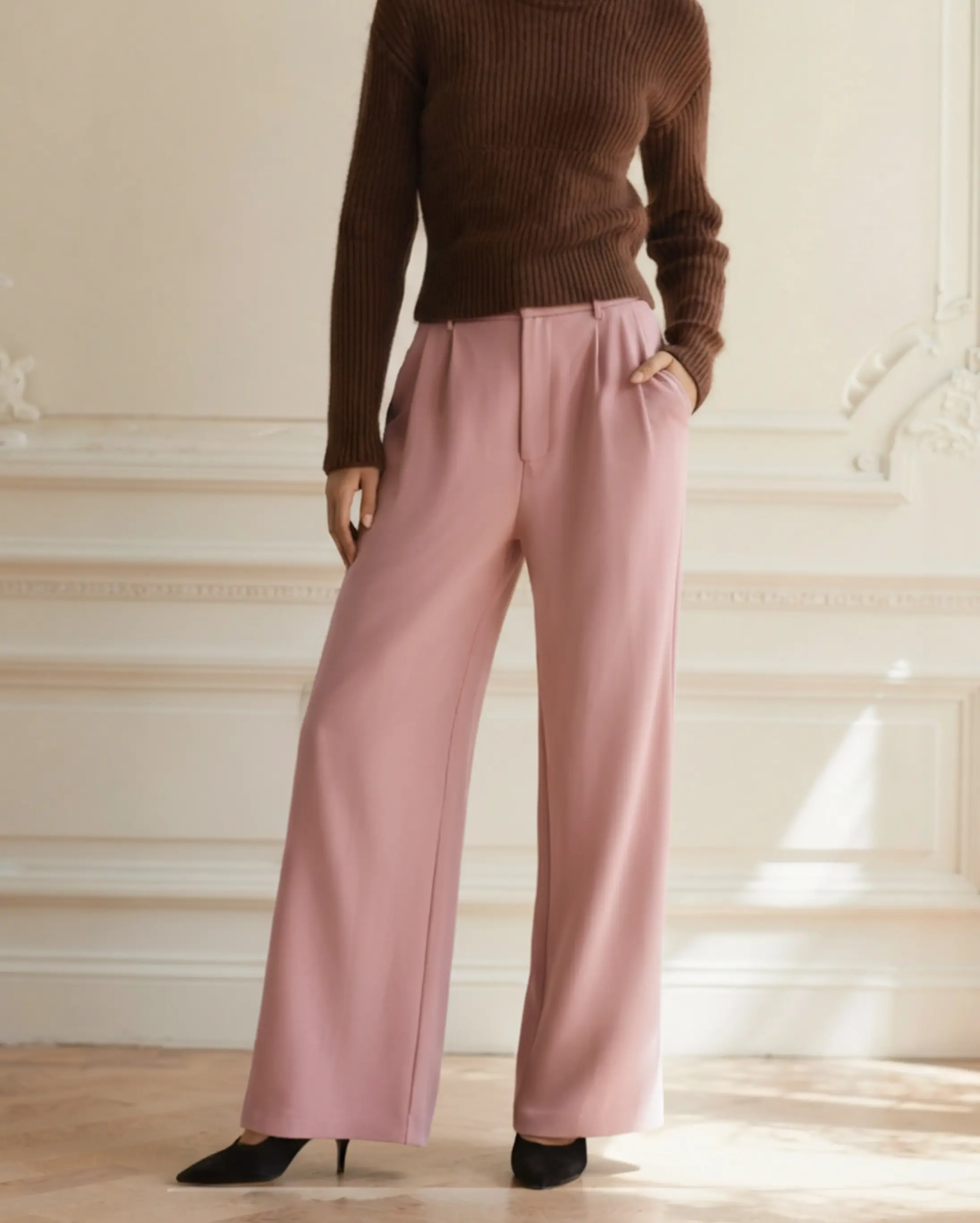 Pantalons larges beige Serena de Old Money Women, coupe fluide et élégante, vue de face sur fond neutre.