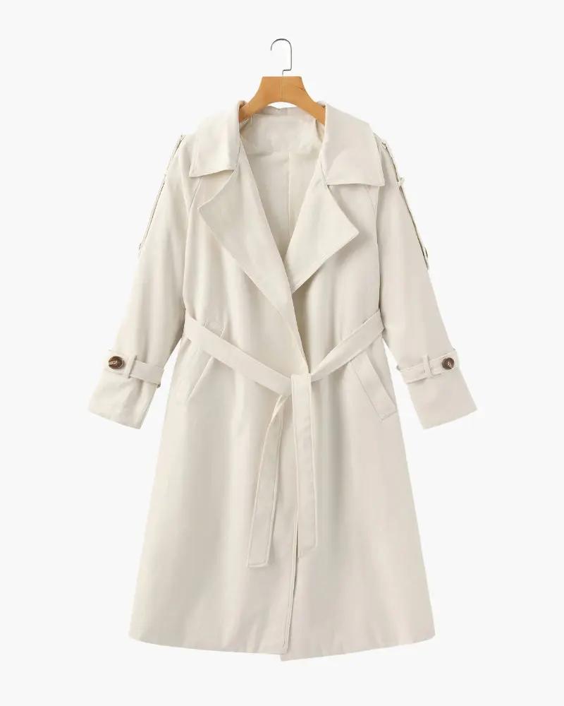 Manteau trench Heritage beige pour femmes Old Money, coupe classique, porté sur mannequin avec détails de couture.