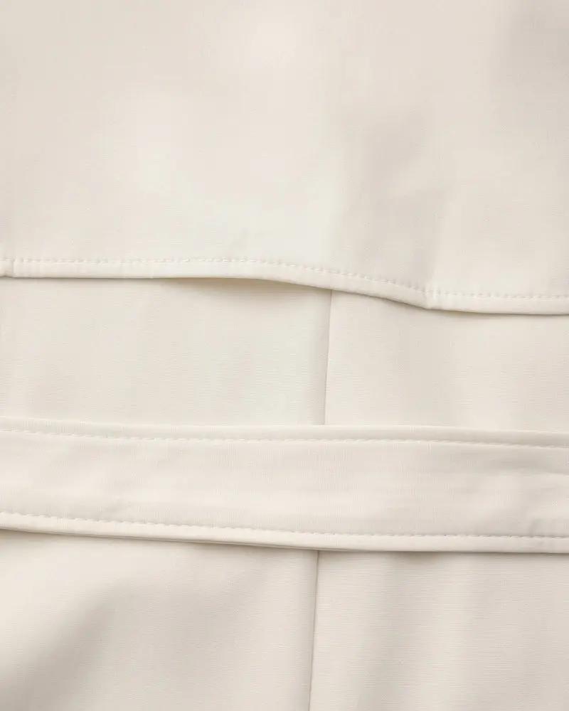 Trench beige Heritage pour femmes Old Money Women, coupe classique, avec ceinture et boutons, vue de face.