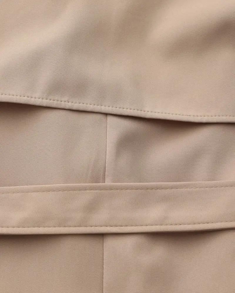 Manteau trench Heritage beige pour femmes de la marque Old Money Women, vue en gros plan.