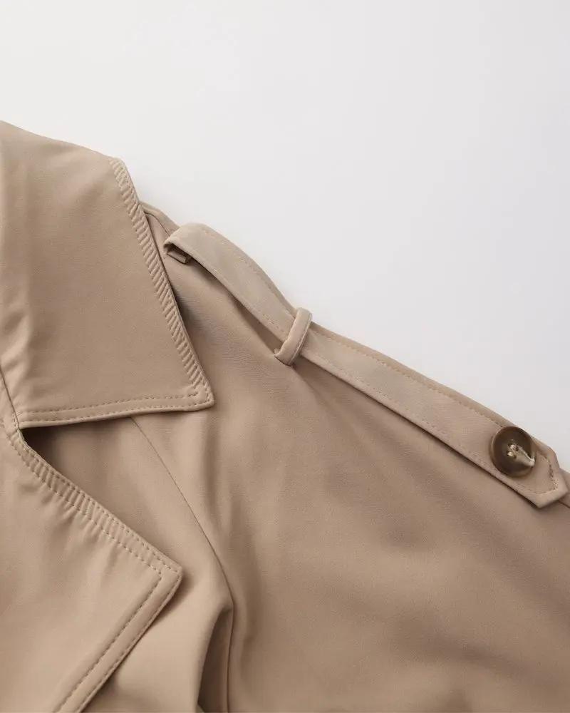 Manteau trench Heritage beige pour femme de Old Money Women, coupe classique et élégante, vue de face sur fond neutre.