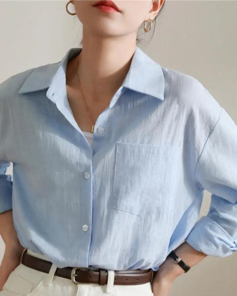 Chemise en lin bleu pour femme Estate Lady de la marque Old Money Women, détails élégants visibles sur l'image.