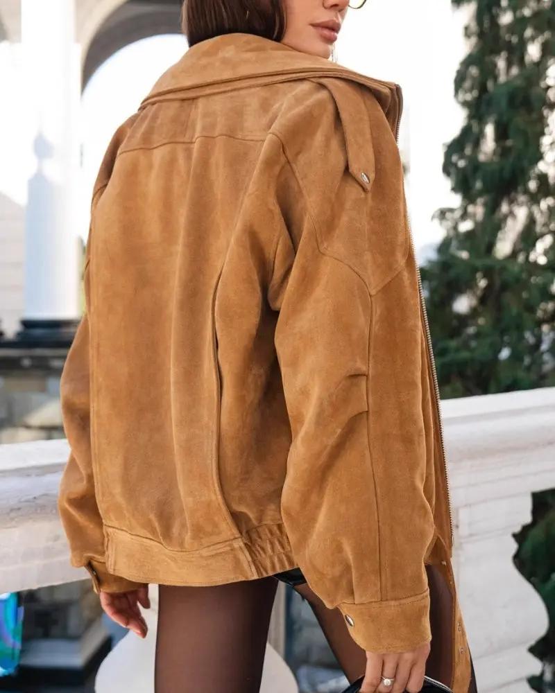Veste en daim vintage Old Money Women, coupe drapée, couleur marron, look élégant et classique, détail en tissu souple.