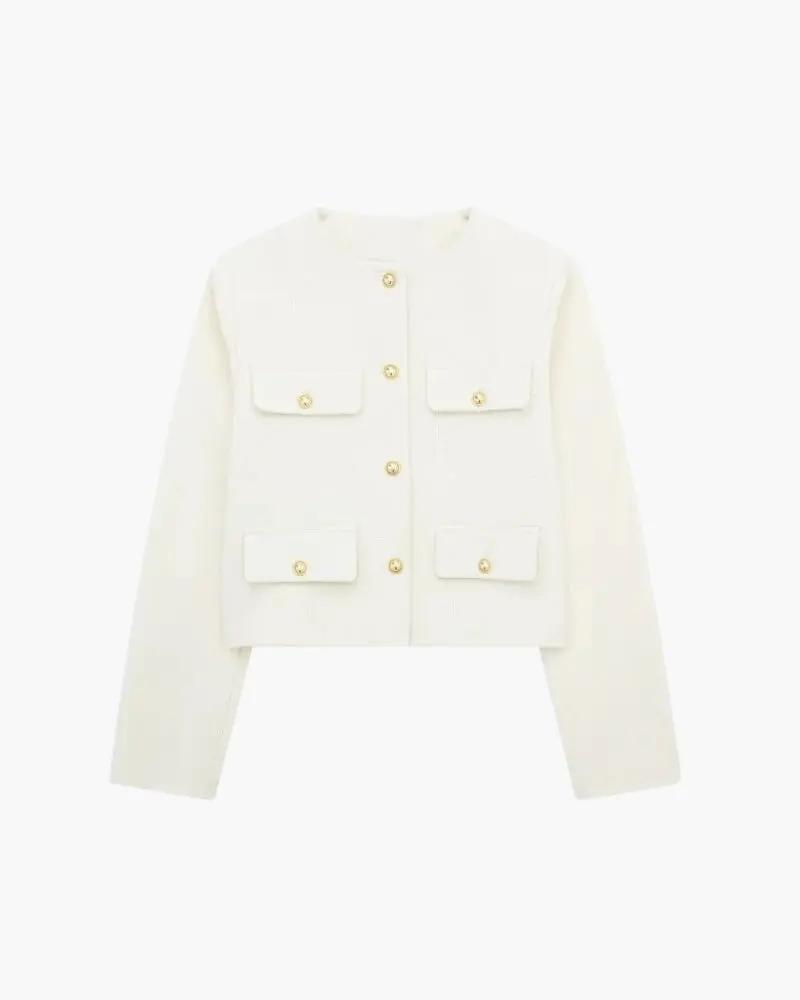 Veste blazer crop marron Old Money Women Savile, coupe courte, élégante et moderne, portée sur un fond neutre.