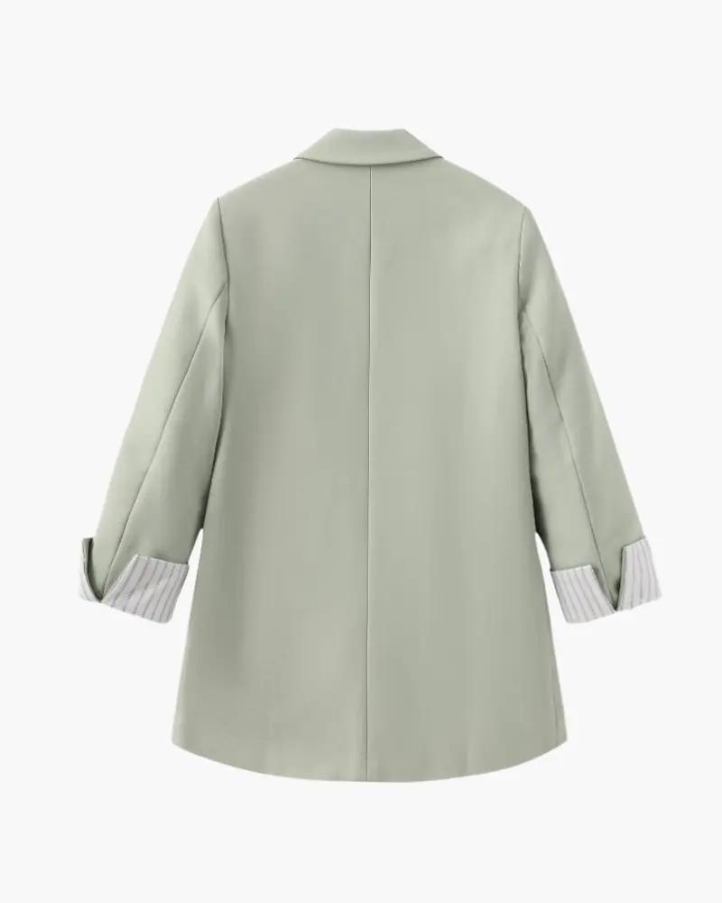 Blazer oversize Lady Luxe de la marque Old Money Women, coupe élégante et sophistiquée, en tissu noir avec boutons dorés.