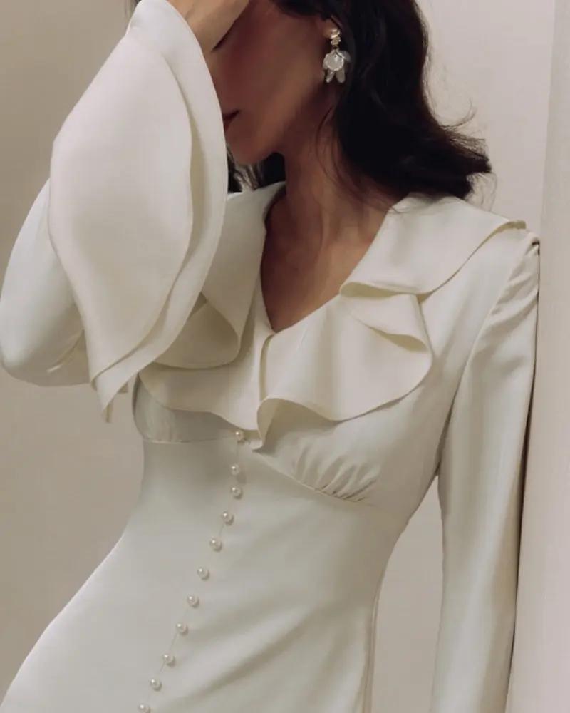Robe midi à volants avec boutons en perles, marque Old Money Women, style élégant et féminin, vue de face.