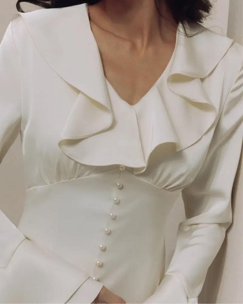 Robe midi à volants et boutons en perle, marque Old Money Women, portée élégante avec détails sophistiqués.