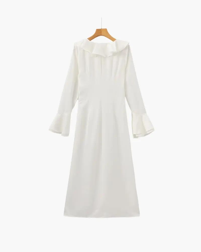 Robe midi à volants et boutons en perles de la marque Old Money Women, élégante et féminine, portée avec accessoires.