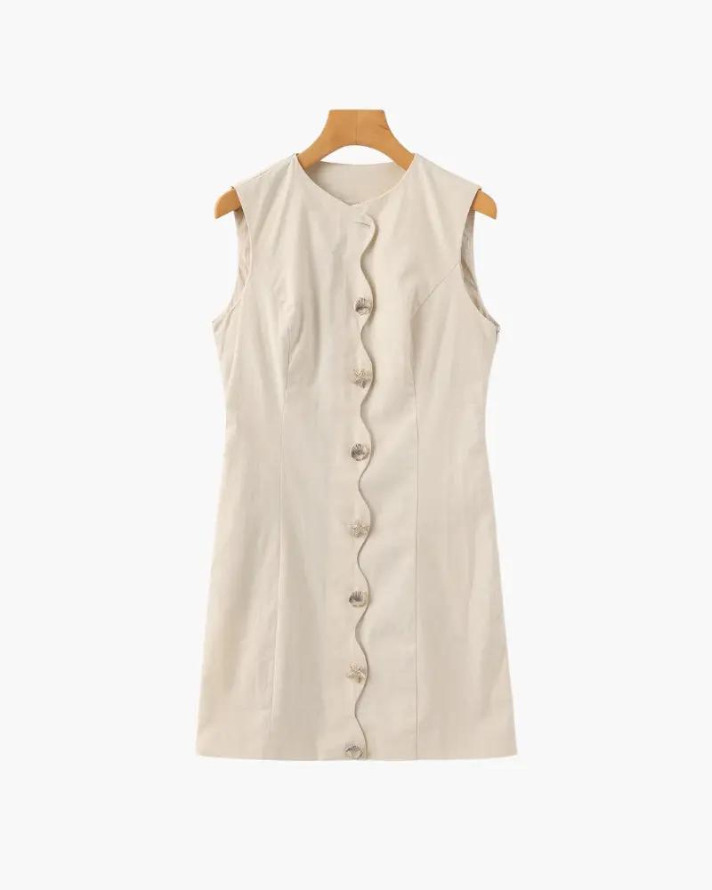 Robe Shellie de Old Money Women en tissu fluide, couleur neutre, avec décolleté en V et manches courtes, portée élégante et sophistiquée
