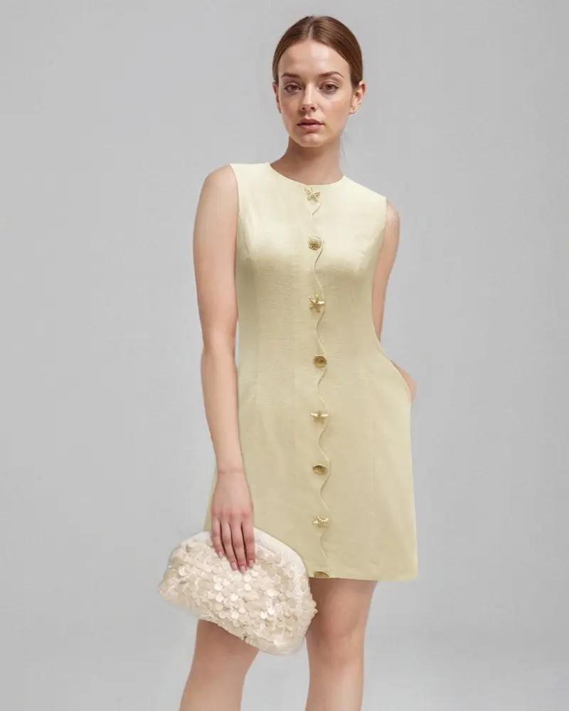 Robe Shellie de Old Money Women, robe élégante en tissu léger, couleur neutre, avec ceinture à la taille et manches courtes.