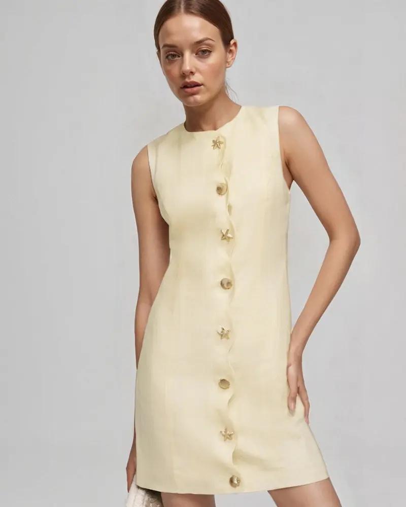 Robe Shellie de Old Money Women en tissu léger, couleur neutre, avec détails élégants et coupe fluide, portée en extérieur.