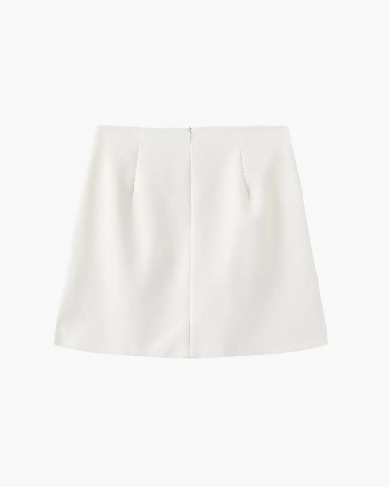 Ensemble Valencia de Old Money Women avec pantalon et chemise en tissu léger, couleur neutre, porté par une femme.