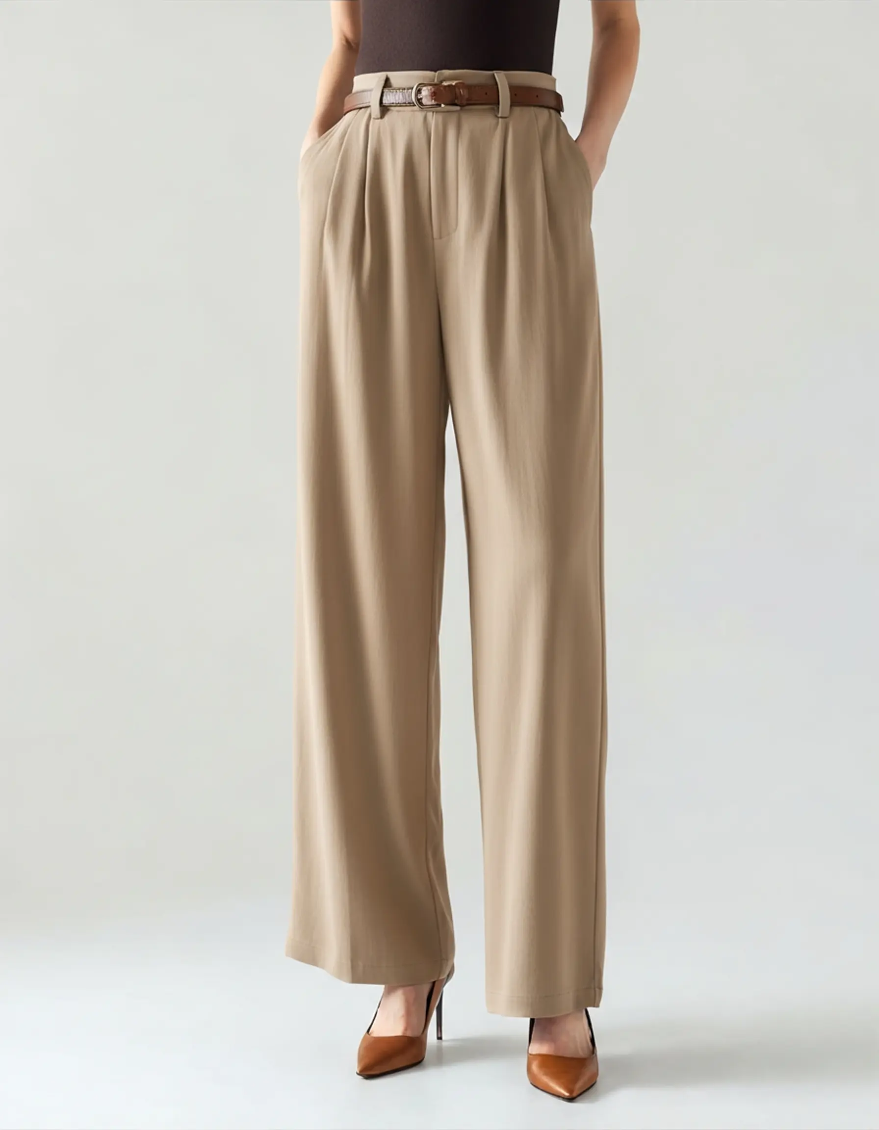 Pantalons Capri blancs pour femmes de la marque Old Money Women, coupe élégante et légère, parfaits pour un style estival.