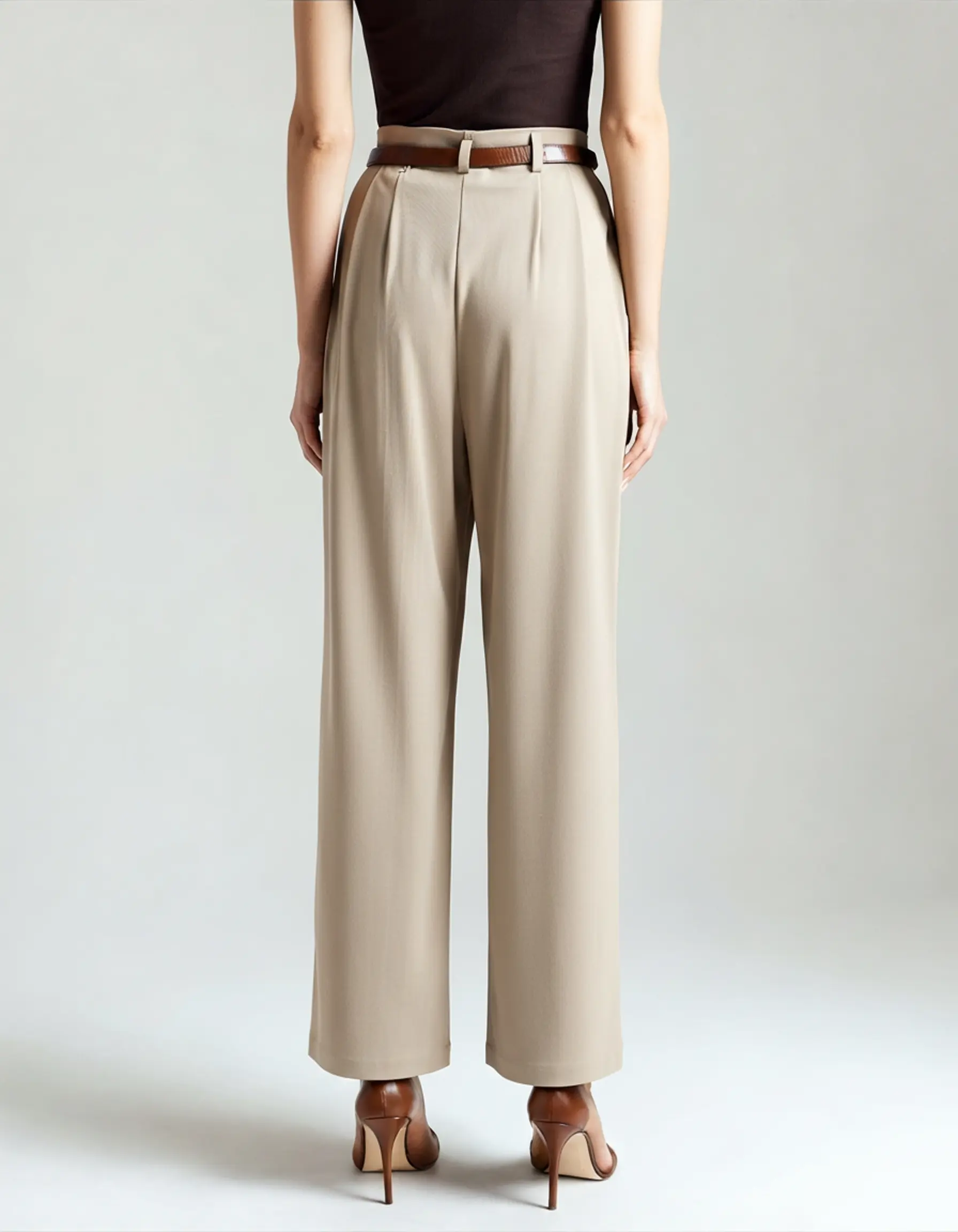Pantalons Capri blancs pour femmes de la marque Old Money Women, tissu léger et coupe élégante, parfait pour l'été.