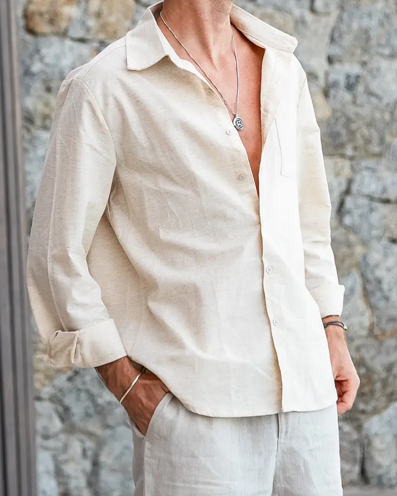 Ensemble monochrome beige Old Money WorldWide avec vêtements assortis, vue détaillée du look élégant et sophistiqué.