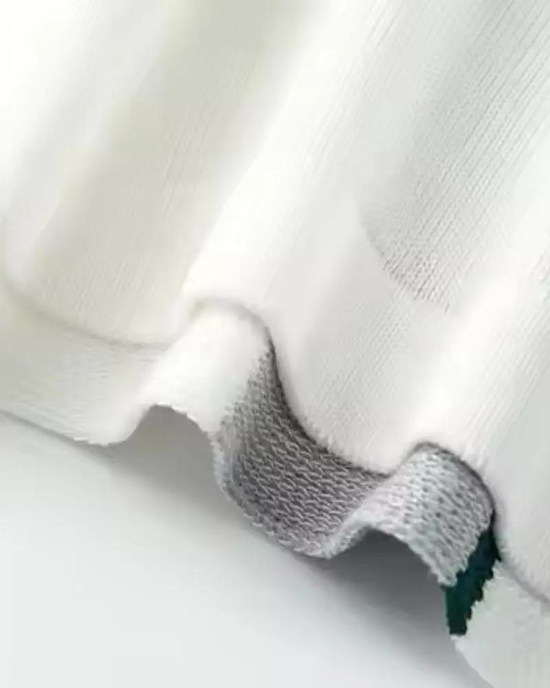 Pull polo Bradford en maille de la marque Old Money, couleur blanche, porté par un mannequin.