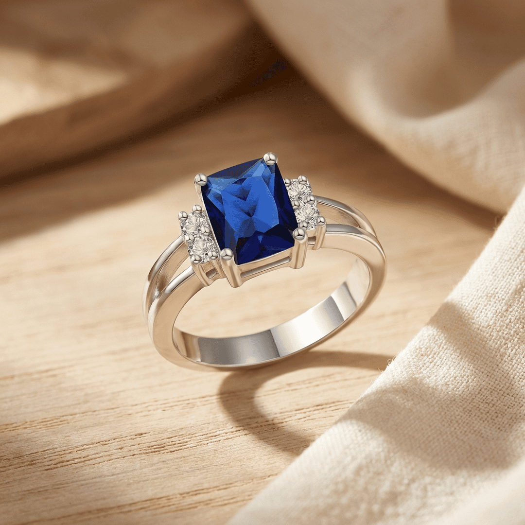 Bague en saphir octogonal de Danoir Paris, bijou élégant avec pierre précieuse bleue, vue en gros plan.