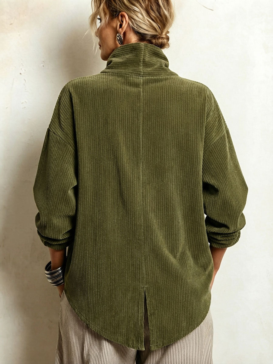 Veste overshirt Gillian en velours côtelé, col enveloppant, de Danoir Paris, portée en détail.