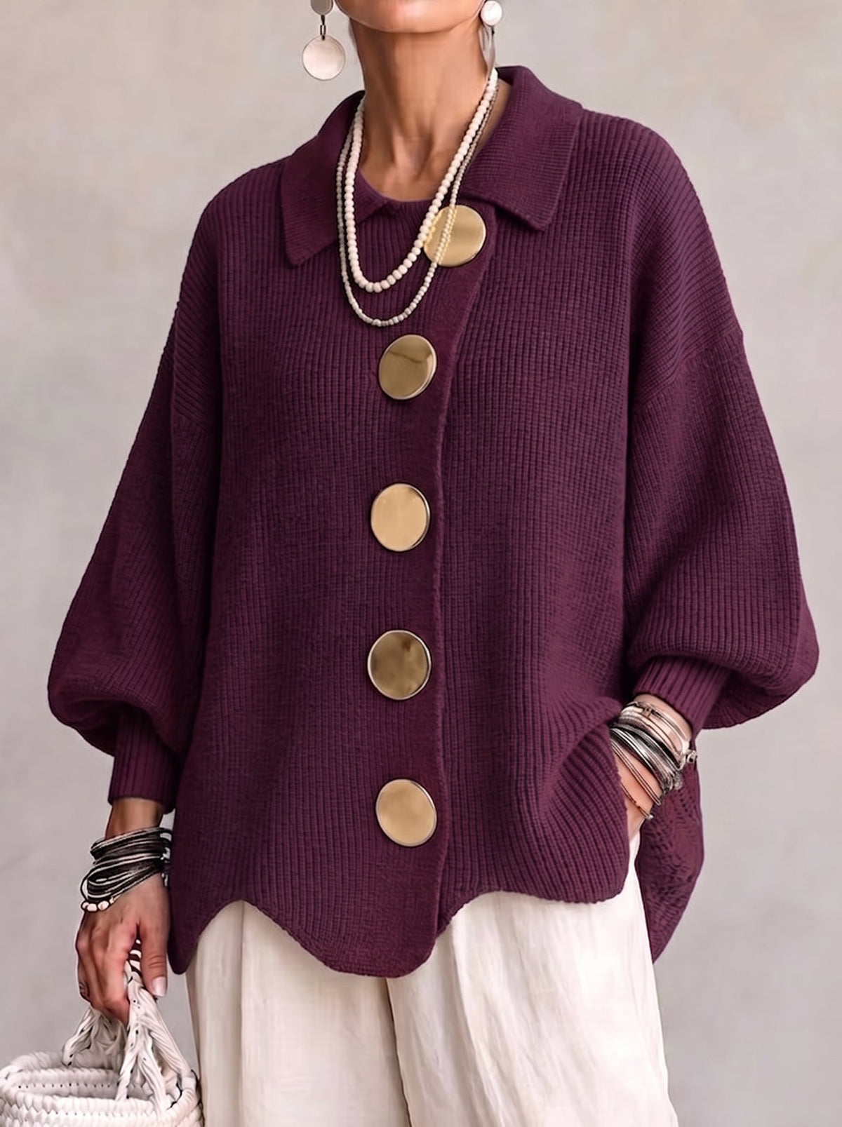 Cardigan oversize boutonné Danoir Paris avec col, en maille douce et élégante, porté ouvert ou fermé.