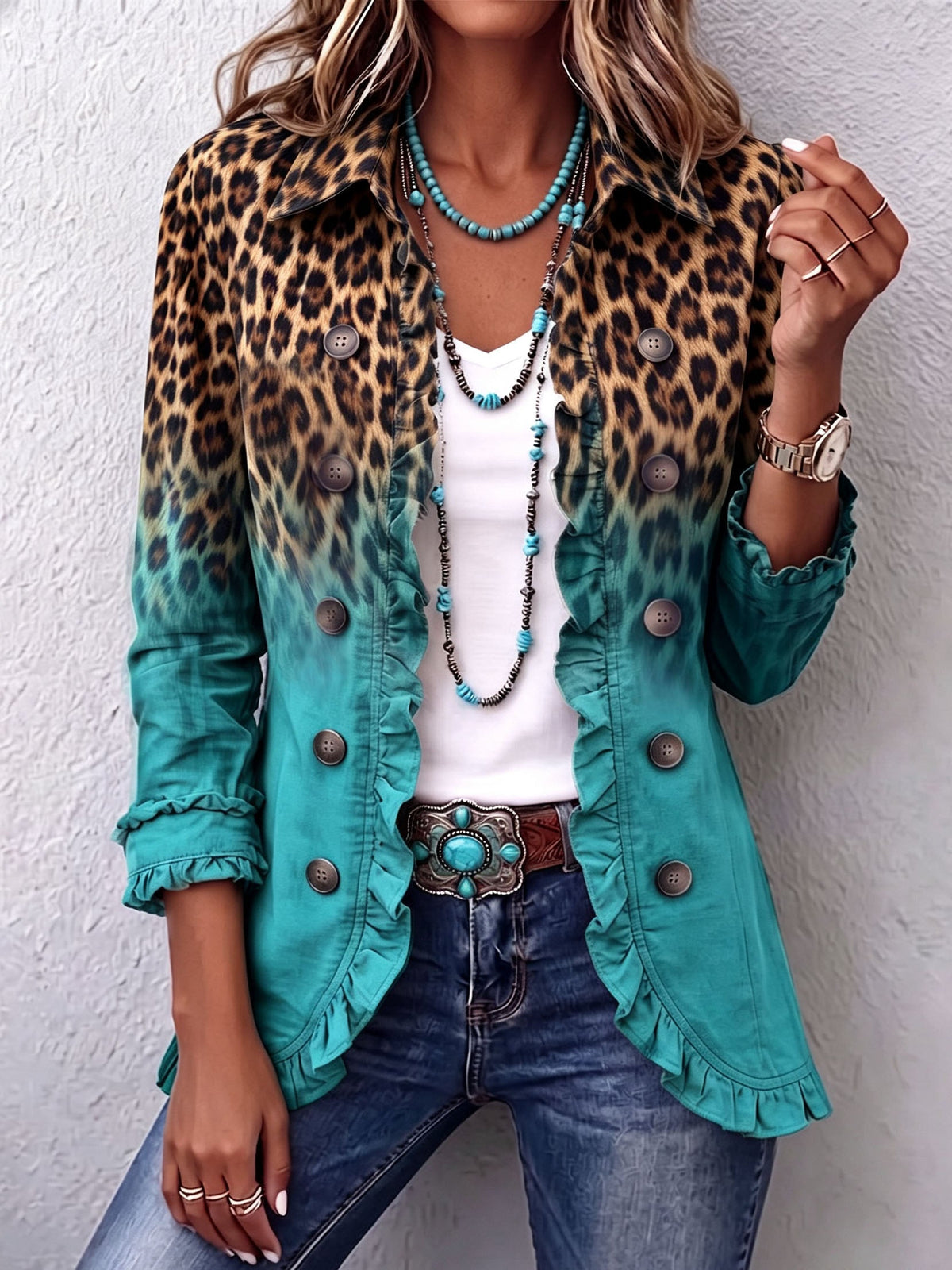 Blazer léopard dégradé turquoise à volants, modèle Béatrice de Danoir Paris, porté avec détails de volants sur les épaules.