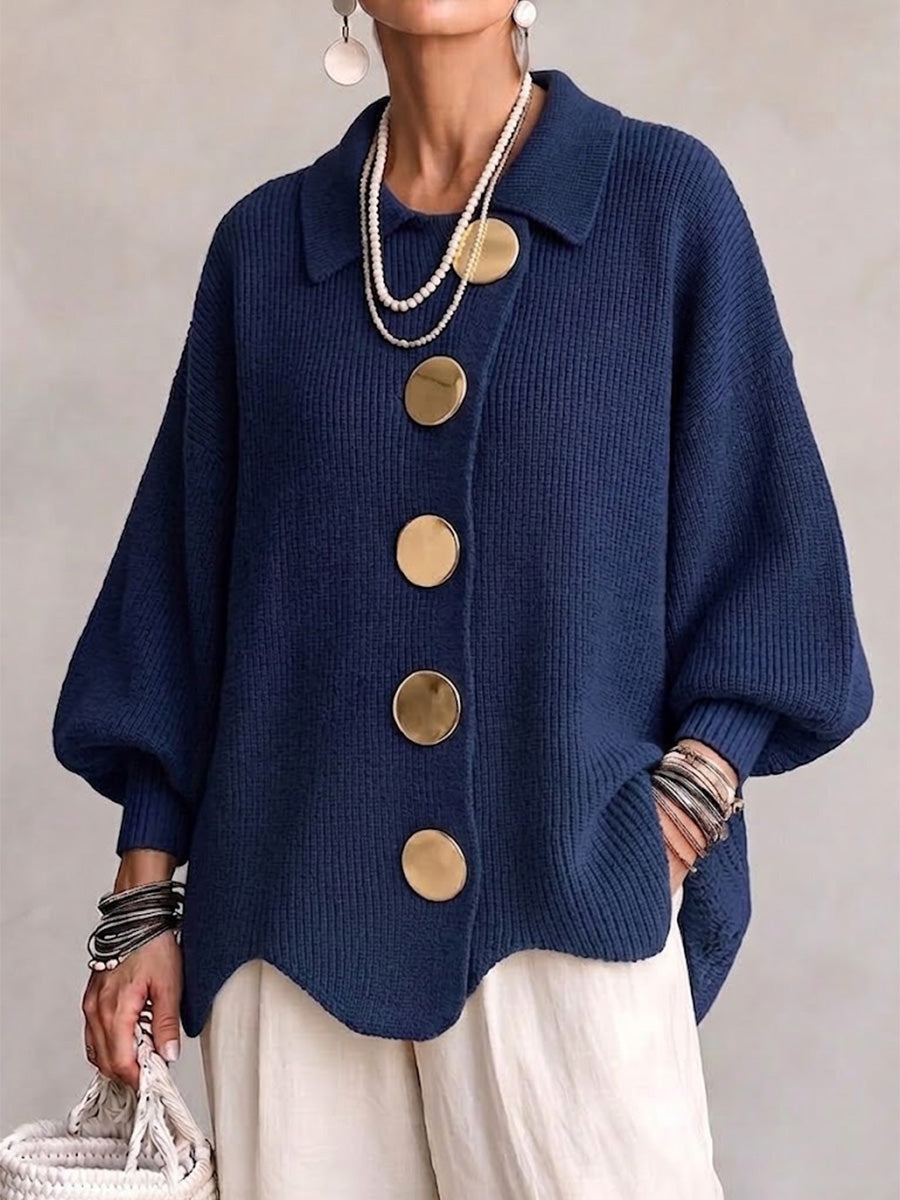 Cardigan oversize Danoir Paris Karina avec boutons et col, en laine douce, porté, en couleur neutre.