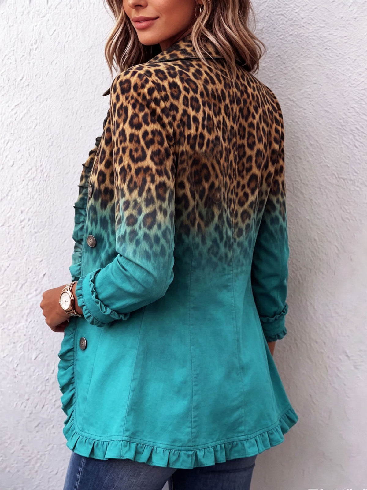 Blazer léopard dégradé avec volants de la marque Danoir Paris, détail des volants et motif animalier sur le blazer.