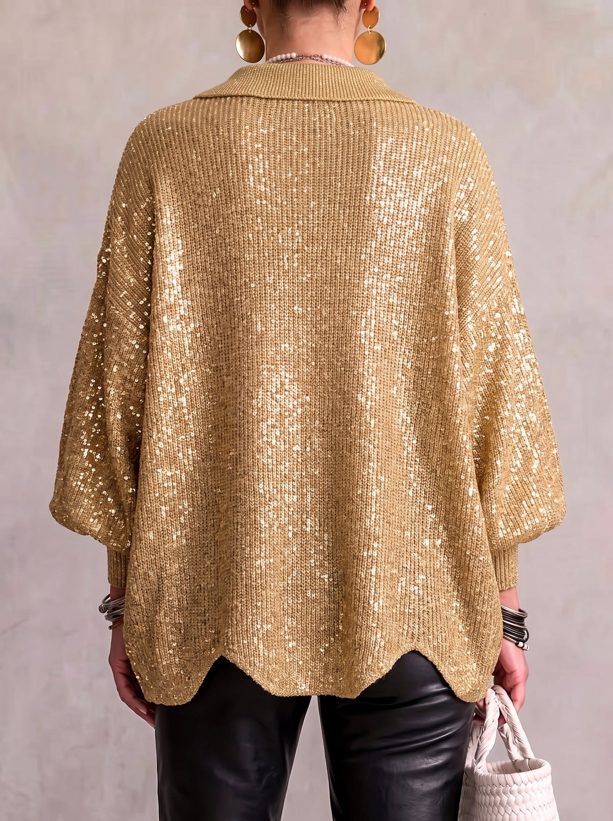 Cardigan oversize boutonné Karina Danoir Paris avec col, en laine douce, porté ouvert avec manches longues et détails élégants
