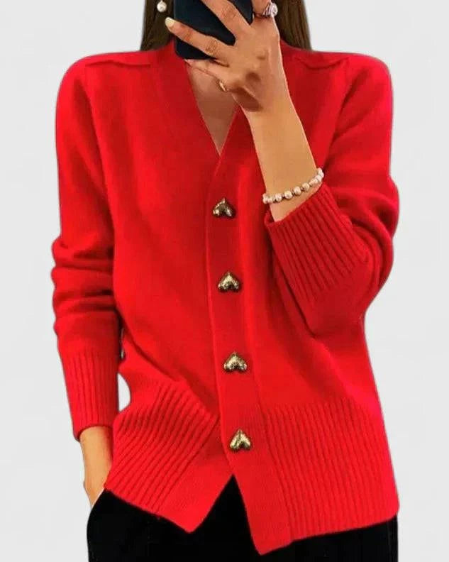Cardigan élégant Carey de Danoir Paris, polyvalent, en tissu doux, porté avec col en V et manches longues.