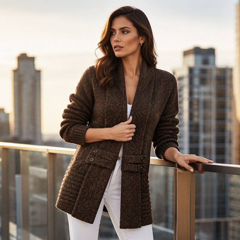 Cardigan croisĂ© lĂ©ger pour femmes de Danoir Paris, vĂȘtement d'accessoire pour la superposition lors des journĂ©es fraĂźches.