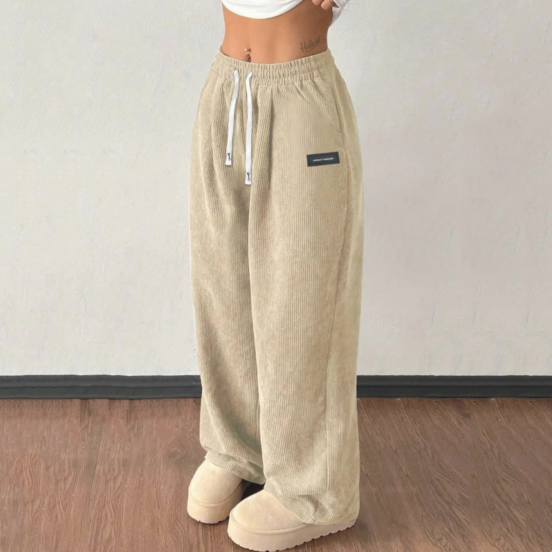 Pantalon Damenhosen Livia Danoir Paris, grand confort, coupe décontractée, tissu léger, couleur neutre, porté avec un haut blanc