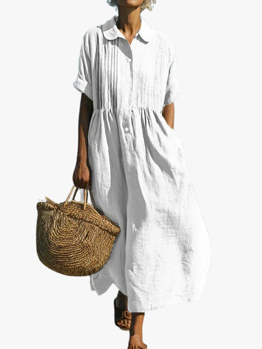 Robe en lin blanc pour femmes de Van Rozen Utrecht, élégante et fluide, portée avec manches longues et décolleté subtil.