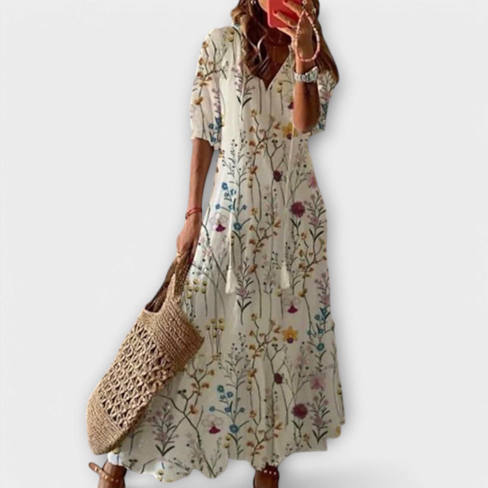 Robe longue Savannah Danoir Paris à motifs colorés, style maxi dress, tissu fluide et élégant, portée avec accessoires.