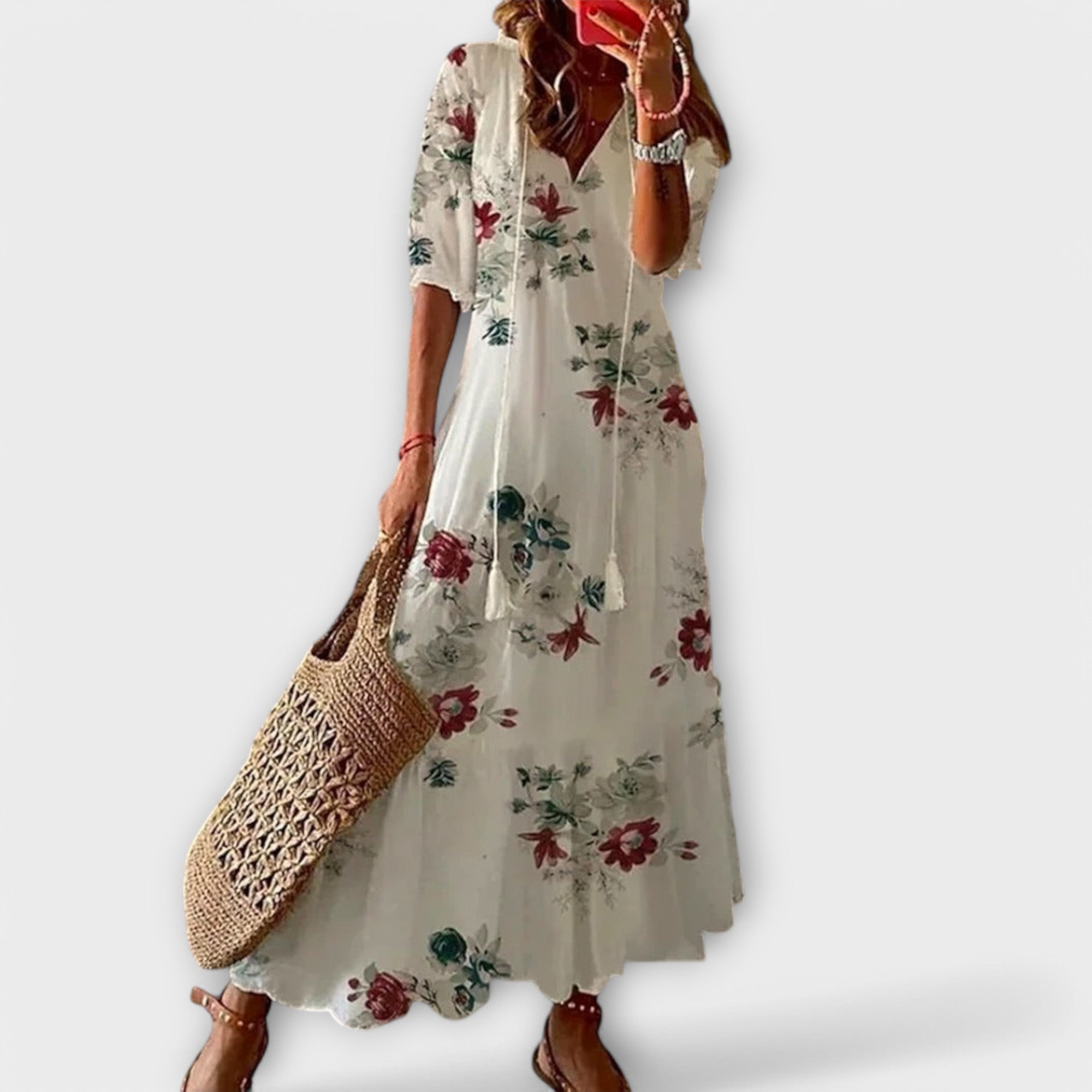 Robe longue blanche Danoir Paris Savannah, robe maxi élégante avec coupe fluide et détails subtils, portée pour une allure sophistiquée.