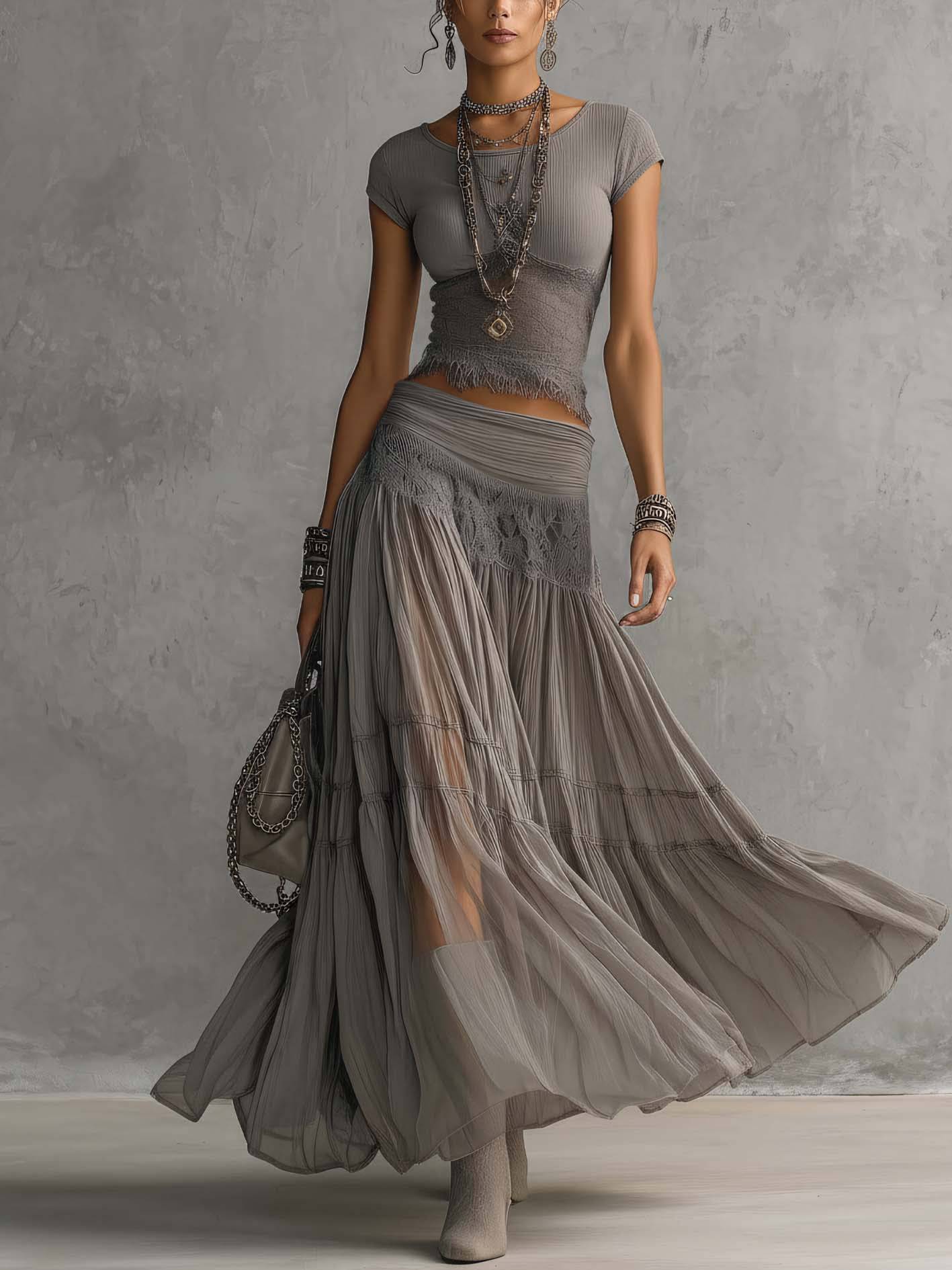 Ensemble assorti Danoir Paris avec haut en dentelle gris transparent et jupe longue plissée, vue en détail.