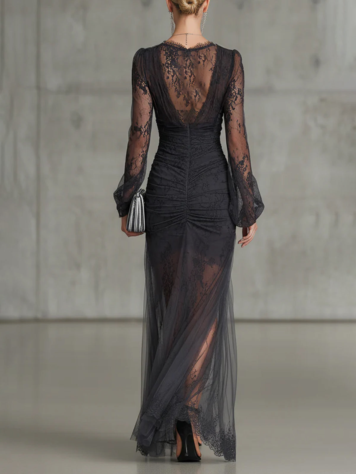 Robe noire longue Quintina de Danoir Paris avec décolleté en V profond et fente dramatique, vue de face.