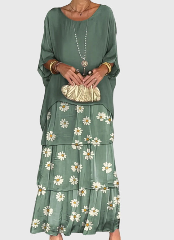 Robe longue Susan de Danoir Paris en tissu fluide, couleur élégante, portée décontractée avec manches longues et ceinture à la taille.